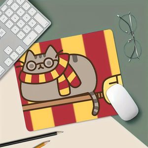 Tapis de souris en caoutchouc mignon de guérison P-Pusheens - Base antidérapante, tapis de bureau durable et portable pour le bureau, l'étude et les jeux, design de dessin animé vibrant avec le texte "Pusheens", parfait pour la maison ou le lieu de trav