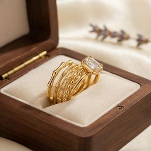 Misk & Glow Bague Dorée Effet Stacking – Solitaire Zircon Carré & Anneau Croisé Monobloc