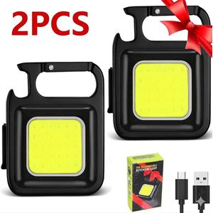 Lot de 2 Lampes Torche LED COB Rechargeable USB Type-C 5 en 1 Ultra Puissante 800 Lumens – Mini Lampe Porte-Clés avec Aimant Magnétique, Décapsuleur, Support Pliable et Mousqueton – Éclairage d'Urgence pour Camping, Bricolage, Voiture, Maison et Outdoor