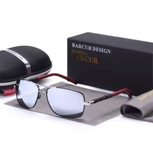 Lunettes de soleil rétro gothiques steampunk noires et dorées à monture métallique polarisée.