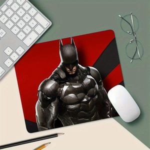 Tapis de souris en caoutchouc esthétique MARVEL Batman Dark Knight - Base antidérapante, tapis de bureau durable et portable pour le bureau, l'étude, les jeux - Design vibrant rouge et noir avec silhouette de Batman, parfait pour les fans, tapis de bure
