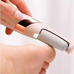 Appareil électrique pour enlever les callosités de la peau du pied