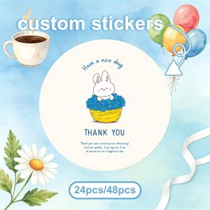 Lot de 24 ou 48 autocollants personnalisés Lapin blanc rond dans un panier de fleurs avec message de remerciement Ballons bleus, jaunes, verts Tasse à café Fleur de pâquerette pour emballage de cadeaux et décorations de fête