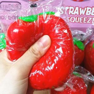 Jouet Anti-Stress Squishy  La Fraise Géante Moelleuse