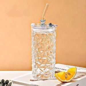 Bouteille en verre relief avec paille et couvercle