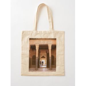 وبالتالي تسمى أحيانًا أيضًا حقيبة Palais du Glaoui Classic Tote Bag