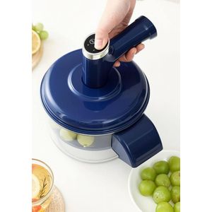 Un ensemble d'outils de cuisine multifonctionnels combinant un éplucheur automatique et un batteur à œufs manuel 2 en 1 - un éplucheur électrique pour l'ail, les raisins et les tomates avec un batteur sans fil détachable 