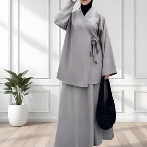 Ensemble kimono croisé gris clair pour femme - style élégant et moderne - coupe ample et confortable