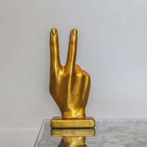 تصميم منحوتة برمز السلام والنجاح