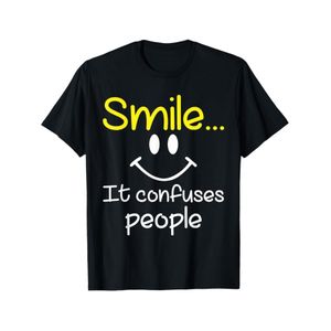 T-shirt humoristique pour homme « Sourire... Ça déroute les gens » - T-shirt épais en  180 g/m² avec imprimé visage joyeux, T-shirt rouge décontracté pour les fêtes, tenue décontractée et pour susciter des réactions (Vêtement humoristique lavable en mac
