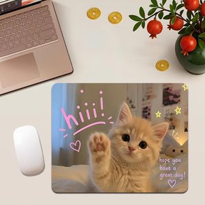 Tapis de souris carré antidérapant avec impression en haute définition d'une scène intérieure peu profonde, un chaton agitant la queue et le texte "Cœur", idéal pour bureau, maison, ordinateur, périphériques, cadeau d'affaires de tailles variées