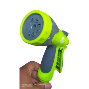 Pistolet d'arrosage multifonction pour un jardin impeccable.