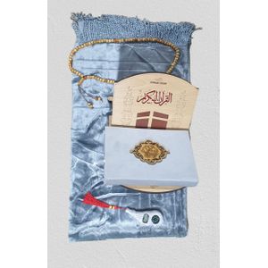 باك خماسي متكون من: مصحف +حامل القرآن + تسبيح عادي+ تسبيح الكتروني+ سجادة صلاة