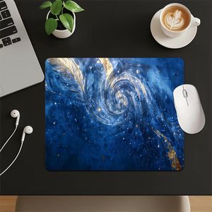 1 pièce Petit Tapis de Souris Thème Artistique Rêveur Ciel Étoilé Univers Nébuleuse Bleue, Tapis de Souris Antidérapant en Caoutchouc de Petite, Convient aux Joueurs sur PC, Programmeurs, Petit Tapis pour Clavier Mécanique pour Bureau à Domicile