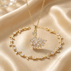Parure Bijoux Femme Dorée - Collier Pendentif Cygne & Bracelet Feuille en Zircon Brillants - Ensemble Élégant pour Femme