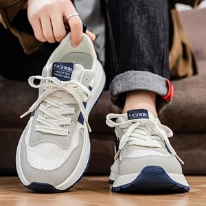 حذاء رياضي خفيف الوزن وقابل للتهوية مع نعل أوسط مبطن من EVA ونعل خارجي مطاطي غير قابل للانزلاق.