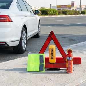 Pack Sécurité & Entretien Auto 4-en-1 – L’Essentiel pour Votre Trajet Quotidien