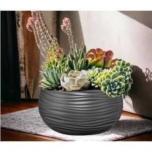 Vase noir élégant avec texture rayée