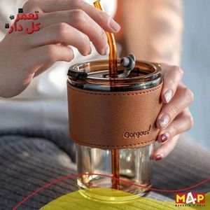 Tasse de voyage en verre avec paille et housse en cuir.