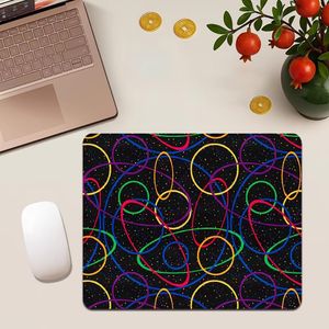 Tapis de souris gaming tendance avec motif imprimé intégral multicolore et anneaux tissés sur fond noir, base en caoutchouc antidérapante, tapis de souris imprimé HD, accessoire de décoration de table universel pour ordinateur portable de bureau à domic