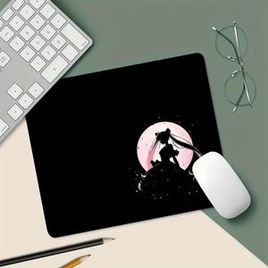 Tapis de souris en caoutchouc noir sur le thème des marins avec une base antidérapante, idéal pour le bureau, les études et les jeux. Il est portable et durable, parfait pour votre bureau.