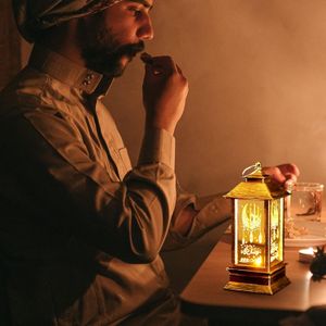 Lanterne de Ramadan pour décorations de Ramadan, mini-lanterne marron foncé à motif château et lune, idéale pour la décoration de table, les cadeaux et la décoration intérieure. Lanterne lumineuse décorative pour l'extérieur.