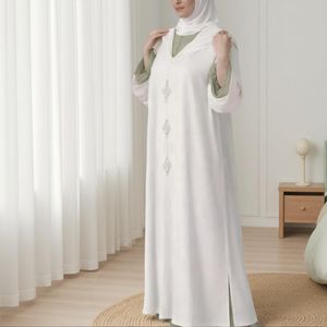 Jellaba 2 pièces en Blanc cassé en Crêpe de Soie & Caftan Mousseline Vert Sauge – Élégance Fluide et Raffinée