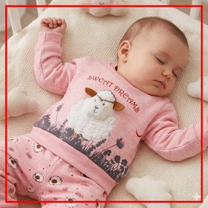 Ensemble Pyjama Bébé "Sweat Dreams" – Douceur Rose et Petit Mouton en Relief