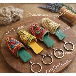 Lot de 4 Porte-clés "Mini Belgha" en Raphia & Cuir - Couleurs Printanières & Artisanat de Souss 