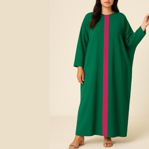 عباية حديثة باللونين الأخضر والفوشيا، مريحة وانسيابية من قماش كريب خفيف – أناقة وراحة