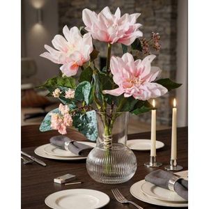 Vase élégant avec fleurs décoratives