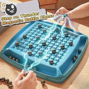 Jeu d'échecs compact avec pièces aimantées et plateau magnétique.