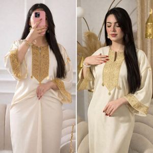 Gandoura Femme Élégante en Crêpe avec Broderie Dorée – Robe Marocaine Moderne Chic – Tailles M à 3XL – Ref 02 Blanc