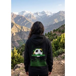 General Sweat à capuche noir, 1 pièce uniquement, grande illustration graphique avec ballon de football, éclaboussures et éléments sportifs verts au dos, style sport urbain streetwear