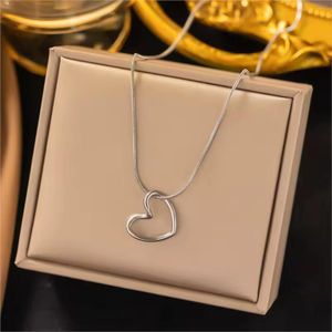 Collier avec Pendentif Cœur Silver Minimaliste pour Femme - Chaîne Élégante et Design Romantique
