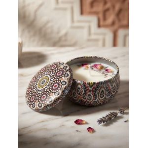 Bougie parfumée à la rose dans un boîtier léger au design unique inspiré du zellige marocain, aux magnifiques tons marron élégants