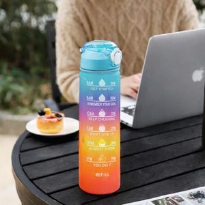 Kimo Gourde Sport 900ML avec Marquage Horaire Motivant – Bouteille d’Eau Dégradé aléatoire – Sans BPA, Étanche, Fitness & Bureau