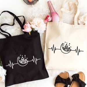 Le sac fourre-tout du Ramadan, un cadeau pour l'Aïd, est conçu pour les musulmans. Il arbore un motif imprimé disant 'Ramadan Mubarak' et offre une grande capacité, un style tendance et facile, ce qui le rend durable pour les pique-niques en plein air, 