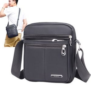 Sac compact et léger pour homme avec rangements sécurisés et design moderne.