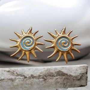 Boucles d'oreilles soleil dorées avec spirale en émail bleu ciel