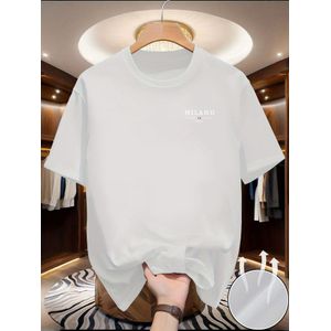 T-shirt à col rond et manches courtes avec l'inscription "JE M' EN FISH" sur le devant, motif poisson. "JE M' EN FISH" est une phrase ludique, et le design global transmet une ambiance décontractée, festive et thématique poisson