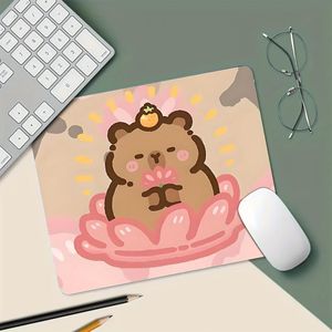 Tapis de souris Capybara & pour fleur - Capybara mignon avec design rose, base antidérapante, tapis de bureau en caoutchouc durable pour bureau, étude, jeu - Portable et facile à nettoyer, tapis de souris pour bureau, accessoire d'étude, design ludique,
