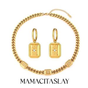 Parure moderne aux détails travaillés