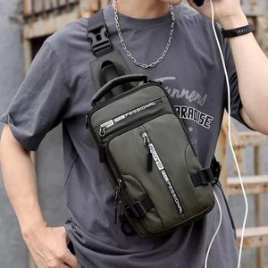 Sac Bandoulière Homme Tactique et Sport - Sacoche de Poitrine Imperméable avec Port USB et Multi-Poches