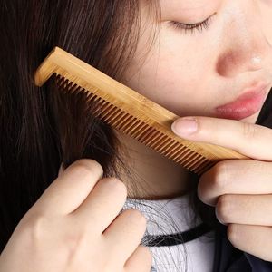 Peigne artisanal en bois – Élégance et douceur