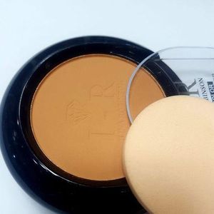 بودرة البرونز المضغوطة بالفيتامين / ILINA ROBINSON