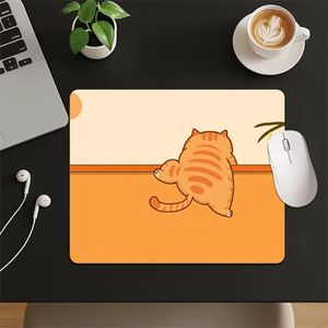 Un petit tapis de souris avec un motif de chat de dessin animé, en caoutchouc avec une surface antidérapante, disponible en tailles et. Il convient aux joueurs de PC, aux programmeurs.