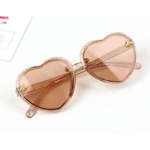 Lunettes de soleil en forme de cœur pour filles.