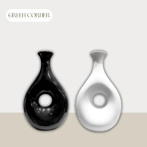 مزهرية من السيراميك باللونين الأسود والأبيض