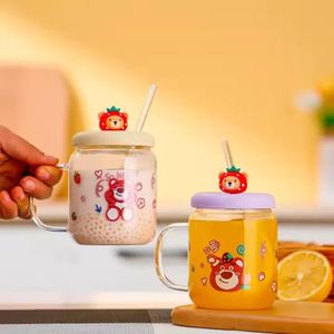 Mignon verre avec couvercle et paille, adapté pour les boissons chaudes et froides.